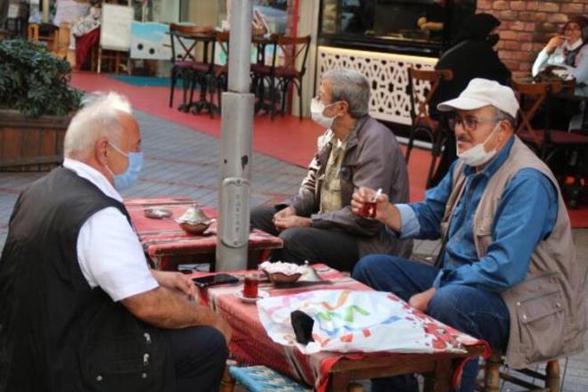 RİZE  Sağlık Bakanlığı?nca paylaşılan vaka sayısı haritasına göre 15- 21 Şubat 2021 tarihleri arasında oransal olarak en çok vakanın görüldüğü iller sıralamasında 5?inci sırada yer alan Rize?de artan vaka sayıları üzerine uygulanan tedbirlere ilaveler getirildi. Kentte iki ya da daha fazla kişinin bir araya gelerek çay sohbeti ile sosyal mesafenin ihlal edildiği faaliyetler yasaklandı, sıkı denetimler yapılması kararlaştırıldı. Yasağın ilk gününde parklarda yan yana oturanların sosyal mesafe kuralına uymadıkları görüldü