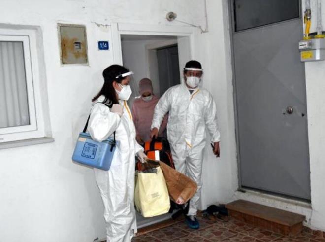 TOKAT  Denetimler sonrası Vali Ozan Balcı, İl Umumi ve Hıfzıssıhha Kurulu tarafından alınan yeni kararlarla ilgili açıklamalarda bulundu. Vali Balcı, il genelindeki vaka artışının taziyelerden kaynaklandığını belirterek, "Vatandaşlarımızın özellikle hafta sonu yasaklarına dikkat etmelerini istiyoruz. Cenazelerde ve taziyelerde dikkat etmemiz lazım çünkü en çok bu sebepten kaynaklanıyor. Bunlara daha çok dikkat etmemiz gerekiyor. Bu konuyla alakalı bir kısım kararlar aldık. 10 gün boyunca hayvan pazarlarını kapatacağız. 10 gün boyunca düğün ve nikahların yapılmasını istemiyoruz. Bununla ilgili karar aldık. Bizim Tokat'ta sayımız artmaya başladı. İlk 10'dayız, bunu kabul etmemiz mümkün değil" dedi.