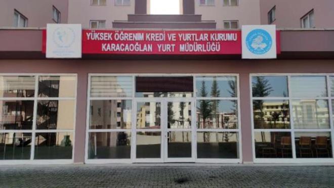 OSMANİYE  Osmaniye?de koronavirüs testi pozitif çıkan ve hastane yatışı bulunmayanlar, karantina sürelerinin ilk 7 gününü devlet yurtlarında geçirecek. Sağlık Bakanlığı'nın haftalık olarak açıkladığı il vaka artış haritasına göre, 100 binde 134,90 oranla vaka seyri yüksek iller arasında yer alan Osmaniye?de bulaşın önlenmesi ve halk sağlığının korunması amacıyla yeni önlemler alındı. Vali Yardımcısı Adem Yılmaz başkanlığında toplanan İl Hıfzıssıhha Meclisi, ülke geneline göre ildeki vaka oranının çok yüksek seyretmesi ve vakaların çoğunluğunun da aile içi bulaş kaynaklı olması nedeniyle koronavirüs PCR sonucu pozitif olarak tespit edilen ve hastane yatış endikasyonu bulunmayan vakaların karantina sürecin ilk 7 gününü KYK yurtlarında geçirmelerinin sağlanmasına karar verildi.