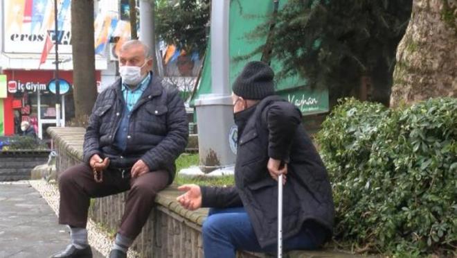 SAKARYA  Sakarya Valisi Çetin Oktay Kaldırım başkanlığında olağanüstü toplanan İl Hıfzıssıhha Kurulu, son günlerde artan vakaların önüne geçmek için covid-19 salgının seyrinde gelinen aşamada bazı tedbirler gözden geçirilerek yeni kararlar aldı. Buna göre, 1 Mart'tan itibaren 15 gün süreyle şehir genelinde düğün, nişan, nikah, kız isteme gibi etkinliklerle birlikte tüm spor salonlarının faaliyetlerinin yasaklanmasına karar verildi. Sinema salonlarının faaliyetlerine verilen ara da 1 Nisan'a kadar uzatıldı.