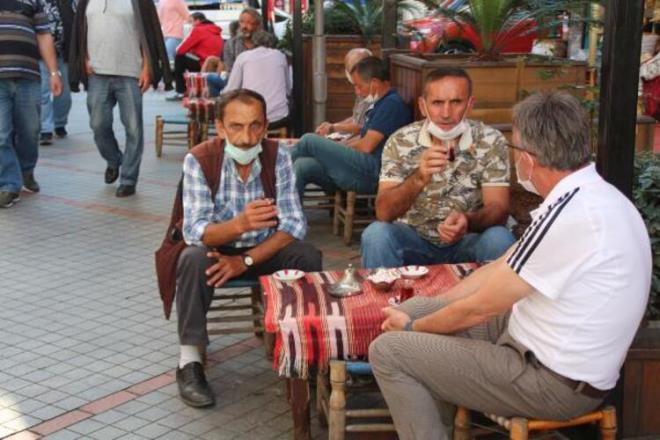 RİZE  Rize Valiliği İl Hıfzıssıhha Kurulu kentte artan koronavirüs vakaları nedeniyle daha önce alınan kararlara ilave yeni tedbirler getirdi, denetimlerin sıklaştırılması yönünde karar aldı. Vali Kemal Çeber başkanlığında toplanan kurulun aldığı kararlar şöyle;"HES kodu uygulamasına hassasiyetle devam edilecek. Cenaze namazları en fazla 30 kişiyle sınırlandırılacak, toplu taziyeler yapılmayacak. Market, toplu taşıma ve berber gibi yerlerde denetimler sıklaştırılacak. Camilere gelen vatandaşlar seccadelerini de beraberinde getirecek. İş yerlerinin ya da binaların önünde iki veya daha fazla kişinin bir arada oturarak ya da ayakta sohbet etmesi, çay ve sigara içilmesi, sahil bantlarında, parklarda sosyal mesafeye uyulmadan oturma, sohbet etme gibi davranışlar yapılmayacak. Sokağa çıkma yasağı günlerinde sadece zorunlu ihtiyaçlar için yürüme mesafesinde market, fırın gibi yerlere gidilebilecek. Hafta sonu köy evlerine gitme ve köyde sosyal mesafeye uymayan ziyaretler, misafirlikler gibi alışkanlıklardan kaçınılması ve denetimlerin artırılması, muhtarların, apartman-site yöneticilerinin yönetiminde bulunduğu alanda pandemi kurallarına aykırı davranışlara müsaade etmemesi ve anında ilgili birimlere gerekli bildirimleri yapması."