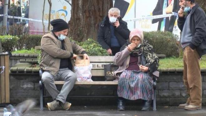 SAKARYA  Şehirde görev yapan tüm muhtarlara, Covid-19 ile mücadele için alınan karar ve tedbirlerin takibi ve uygulanmasında tam yetki ve sorumluluk verildi. OSB ve küçük sanayi sitesi gibi iş yerlerinde de 'Hayat Eve Sığar' kodu sorgulaması yapılacak. Apartman, site gibi yerleşim alanlarındaki bir araya gelinen ortak kullanım alanları, ortak oturma mekanı şeklinde kullanılan mekanların kapatılması kararlaştırılırken, evlerde gün, mevlit, taziye, kutlama veya buna benzer insanların bir araya gelmesine neden olan etkinlik ve buluşmaların yasaklanmasına karar verildi.