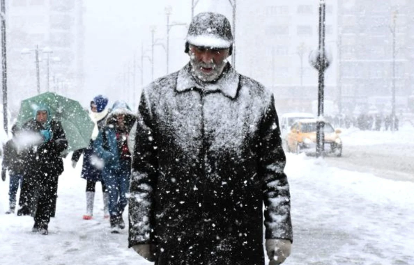 Uyarılar  <br>  Sabah ve gece saatlerinde iç ve doğu kesimlerde buzlanma ve don olayı ile birlikte yer yer pus ve sis bekleniyor. Doğu Karadeniz?in iç kesimleri ile Doğu Anadolu?nun güneydoğusunda çığ oluşma tehlikesi bulunmaktadır.