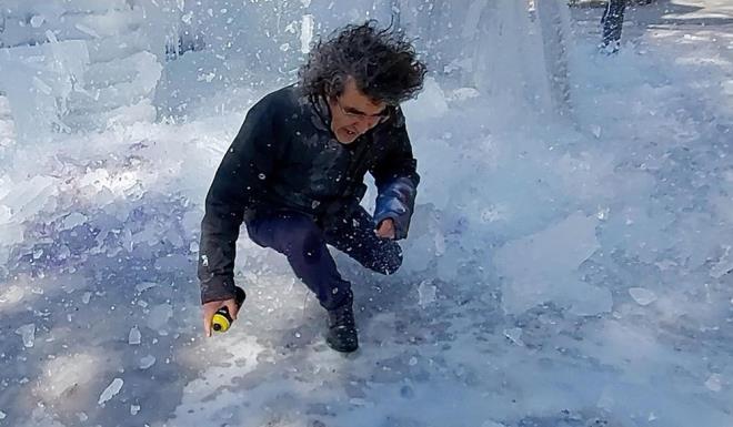 Kavukçu, Kadına şiddete tepki için kulenin üzerine yazılar yazıyordu.