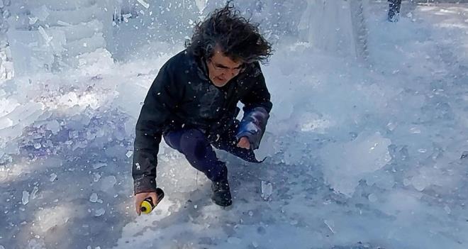 Bu sırada kuleden kopan buz kütlesi yere düştü.