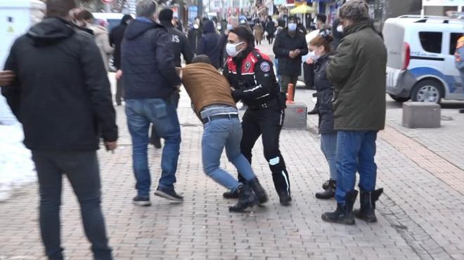 KATİL ZANLISININ TİMSAH GÖZYAŞLARI  Eskişehir Emniyet Müdürlüğü Asayiş Şubesi ekipleri, başlattıkları soruşturma kapsamında özel ekip kurdu. Çevredeki 450 kadar MOBESE ile güvenlik kameralarının görüntüleri incelemeye alan polis ekipleri, cinayetlerin ortaya çıkmasının ardından olay yerinde kendisini yere atarak gözyaşı döken İlkay Tokkal?ın eski iş ortağı evli ve 2 çocuk babası Mehmet Şerif Boğa?nın katil zanlısı olduğunu belirledi.