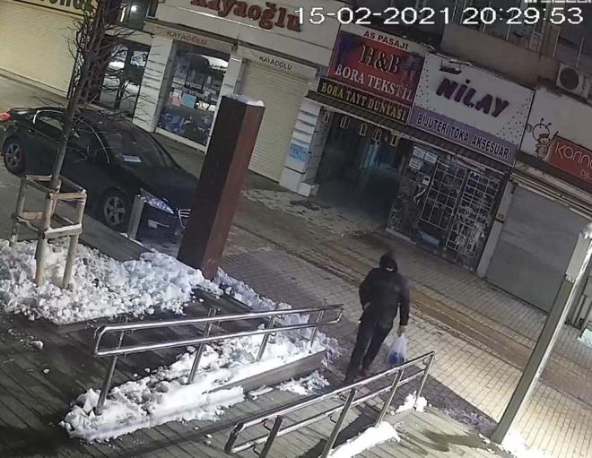 Katil zanlısının 73 dakika kaldığı evde cinayetlerin ardından Emel Tokkal?ın cep telefonunu aldığı, İlkay Tokkal?ın dolabından kıyafet seçip kanlı pantolonunu beyaz bir poşete koyarak, dışarı çıktığı saptandı. Üç kişiyi öldürdükten sonra güvenlik kameralarına yakalanmamak için kendi evine farklı yollardan gittiği tespit edilen Boğa?nın soğukkanlı tavırları ise dikkat çekti.