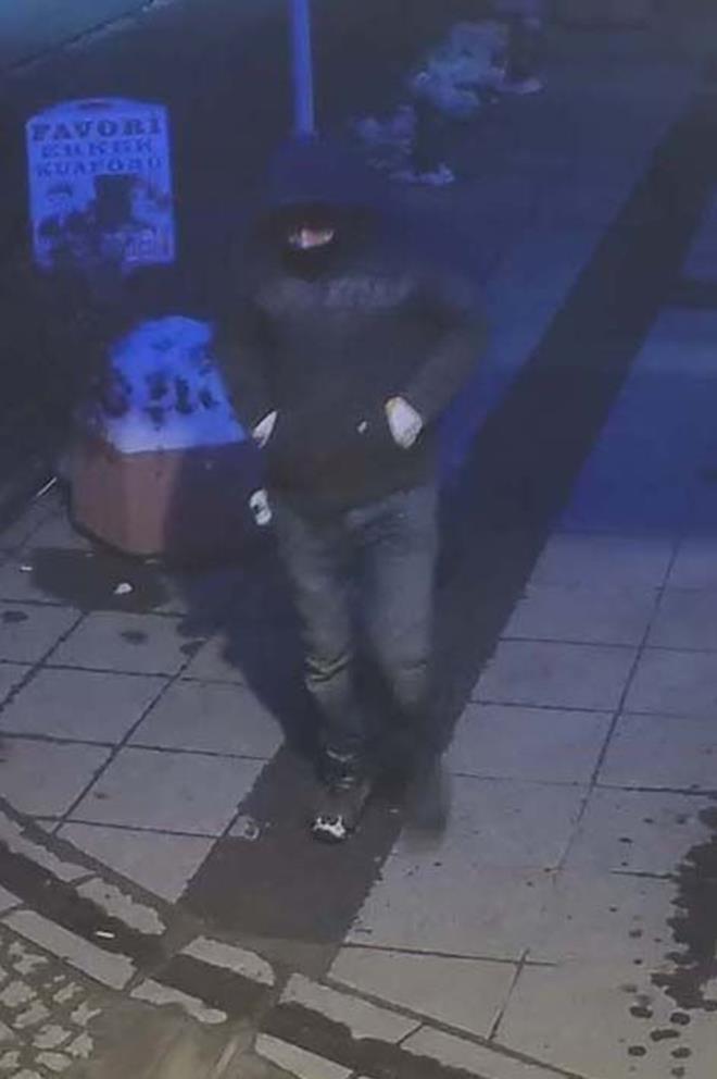 GÜVENLİK KAMERASI GÖRÜNTÜLERİ ORTAYA ÇIKTI  İfadelerinde suçlamayı kabul etmeyen katil zanlısı Boğa?nın Tokkal ailesinin Hamamyolu Caddesi?ndeki eve girişi ile çıkışını gösteren güvenlik kamerası görüntüleri de ortaya çıktı.