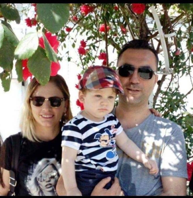 İhbar üzerine polis ekipleri, İlkay-Emel Tokkal çiftinin Deliklitaş Mahallesi'ndeki evine geldi. Çilingir yardımıyla içeri giren polis ekipleri, İlkay Tokkal (42) ve eşi Emel Tokkal (41) ile çiftin 4 yaşındaki oğulları Ali Doruk'u bıçaklanarak öldürülmüş halde buldu.