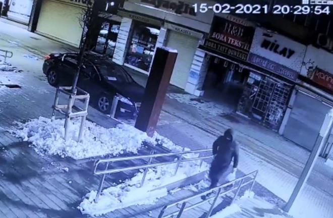 CİNAYETİN NEDENİ BİLİNMİYOR  Tokkal çifti ile 4 yaşındaki çocukları Ali Doruk?un öldürülmesindeki neden ise henüz açıklığa kavuşmadı. Katil zanlısı Boğa?nın evinde bulunan kanlı çorap, ayakkabı ve olay günü giydiği kıyafetlerin bulunmasına rağmen ifadesinde suçlamayı kabul etmediği, sürekli ?Ben yapmadım, bilmiyorum? dediği öğrenildi.