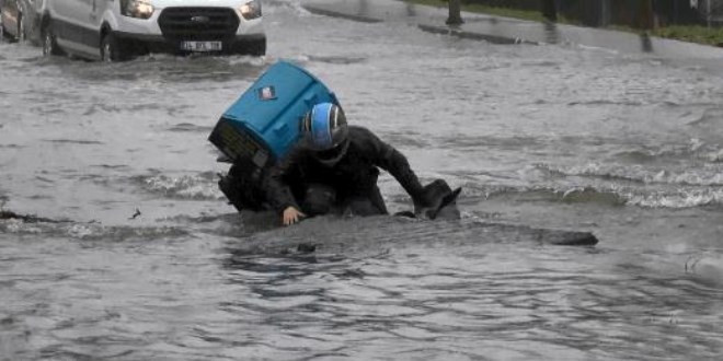 Su borusu patladı, moto kurye açılan çukura düştü