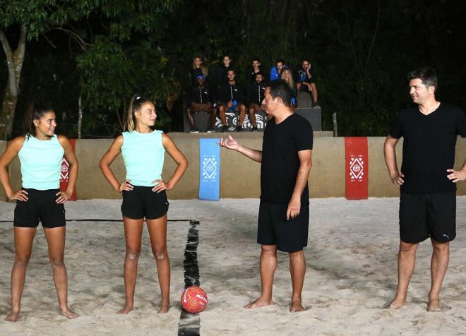 Survivor'un dün akşamki bölümünde ünlüler ile gönüllüler takımları yemek ödülü için karşı karşıya geldi. Heyecanın dorukta olduğu yarışmada Acun Medya ve yarışmacılar arasında nefes kesen voleybol maçı da oynandı. Geçtiğimiz günlerde zirvede olan Survivor, reytinglerde dibe çakıldı.