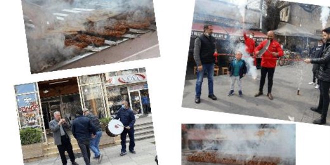 Kebapçılar müşterilerini davul zurna çalarak karşıladı