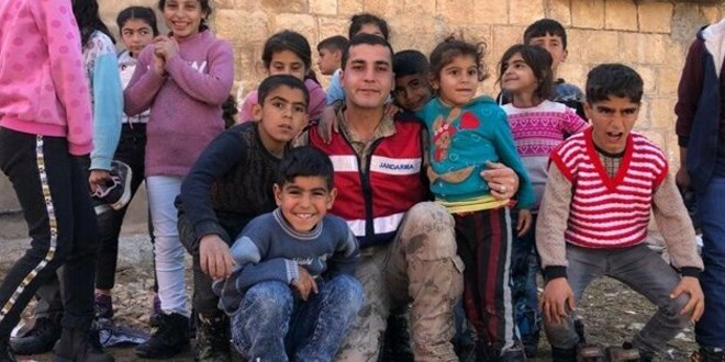 Mehmetçik çocukların yüzünü güldürdü: Bunun tarifi yok