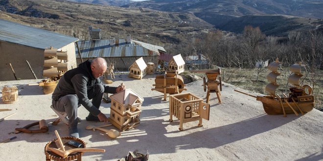 Emekli öğretmen ağaç dallarını sanat eserine dönüştürüyor