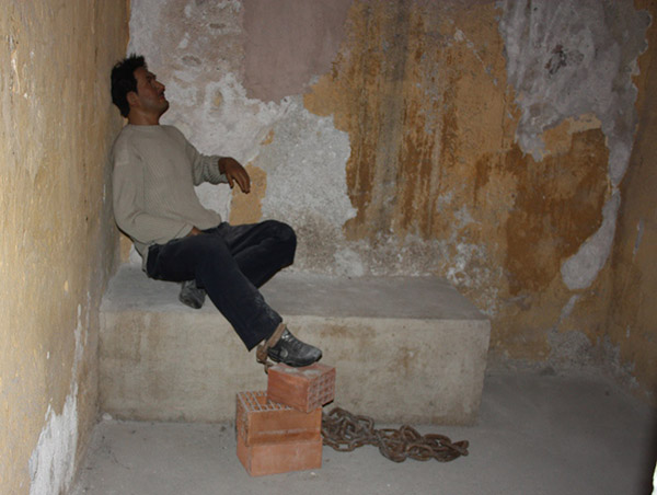 Mahkumların balmumu heykelleri yapılırken acı dolu ifadelerin, sakal ve ellerinde ki tüylere kadar hiçbir detay unutulmamış.