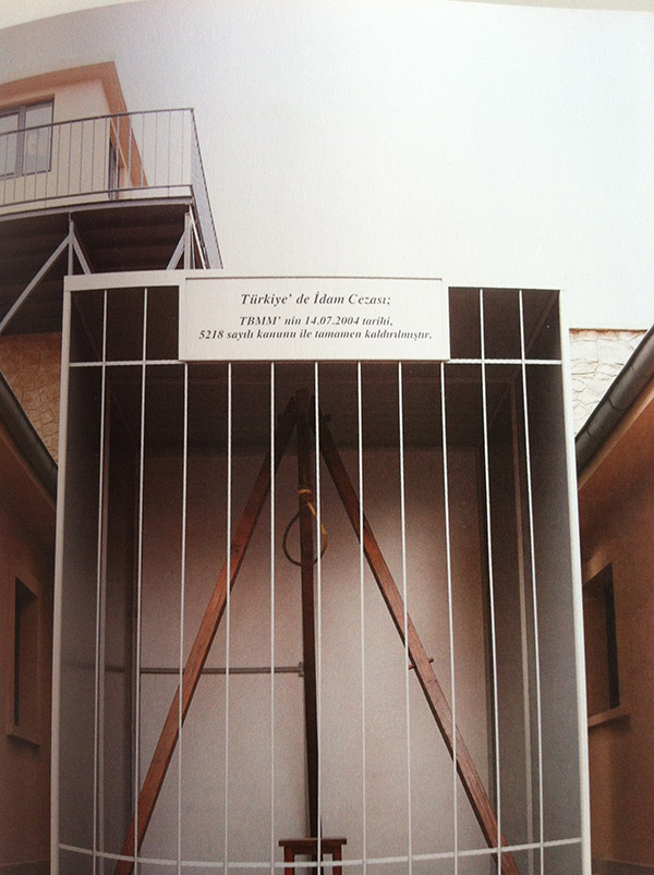 Toplam 18 Kişinin infaz edildiği dar ağacı daha önce hep önüne kurulan "Ulu Kavak" adıyla anılan ağacın bu kez arkasına demir parmaklıklı bir hücreye yerleştirilmiş.