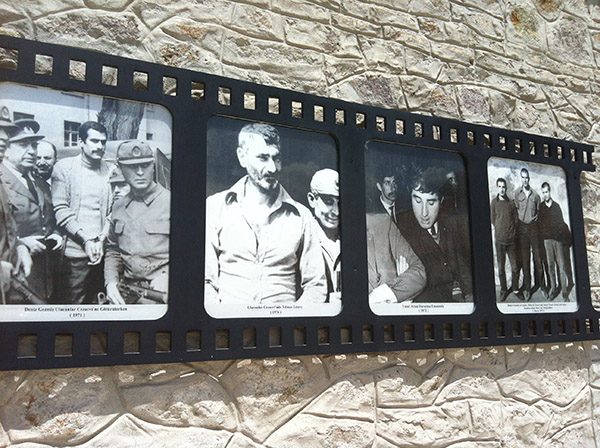 Avluların duvarlarında tanınmış mahkumların fotoğrafları sergilenmekte.