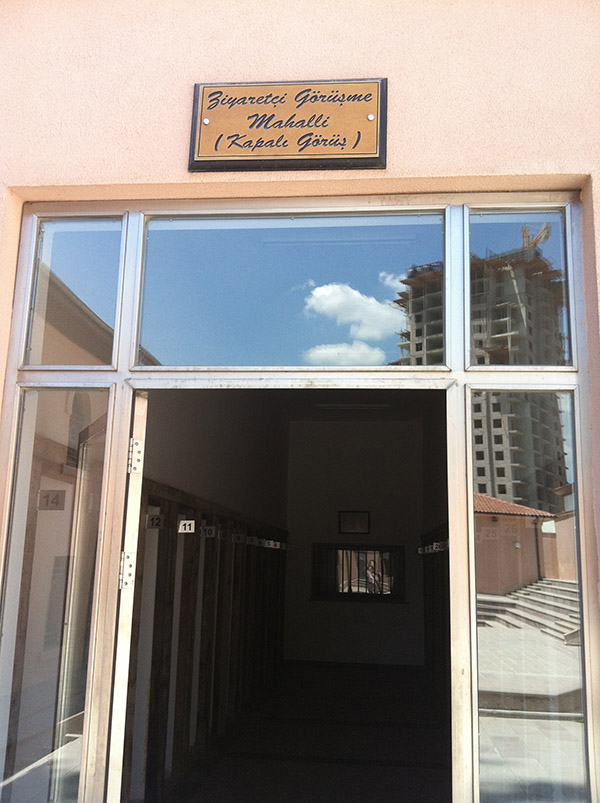 Ana babaların kapısında günlerce haber beklediği soğuk ve karanlık odalarda görüşme yaptığı ziyaretçi görüş yerleri...