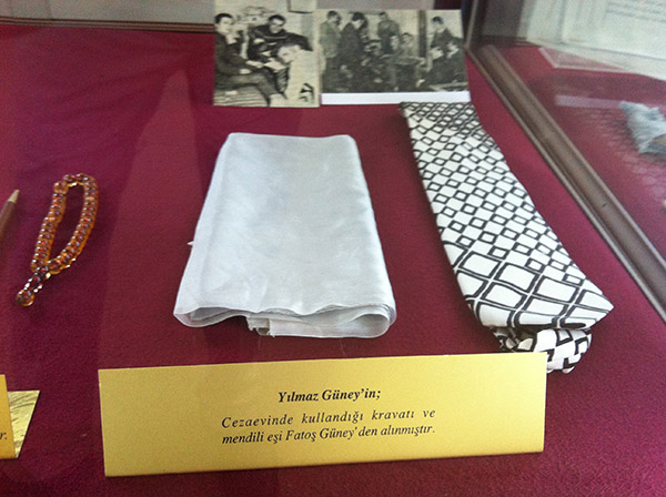 Yılmaz Güney'in cezaevinde kullandığı kravat, mendil