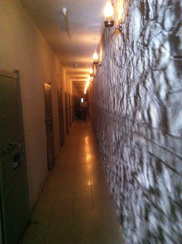 Tecrit Odalarından gelen sesler o dönemde yaşanan acıları adeta duvarlardan haykırıyor...