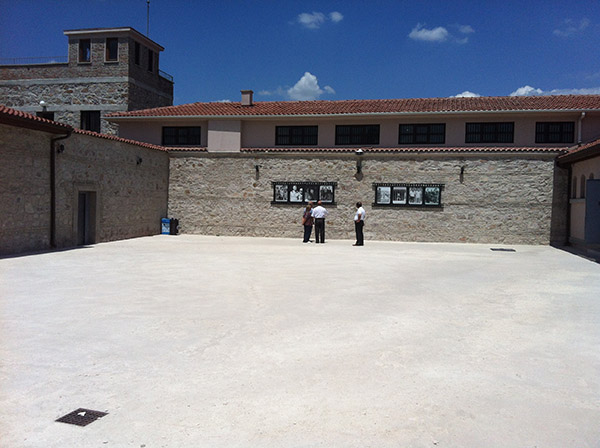 Koğuşlar dışında avlular da, Tanınmış mahkumların cezaevi süreçleri ile ilgili fotoğraflar, sanki bir açık hava sergisi görevini üstleniyor.