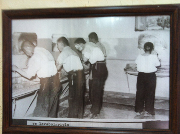 Burası sadece banyo yapmak için değil geçmişte defalarca kez kaçma girişimlerine aracılık etmiş bir alandır.