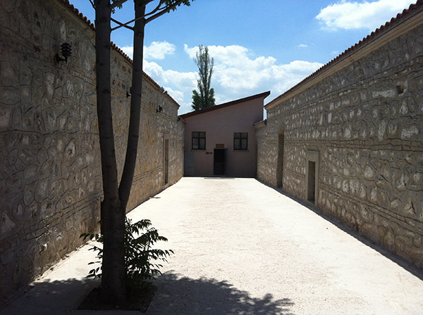 2-3 Koğuşa bakan bir avlu bulunuyor.