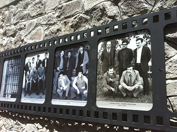 Avluların duvarlarında tanınmış mahkumların fotoğrafları sergilenmekte.