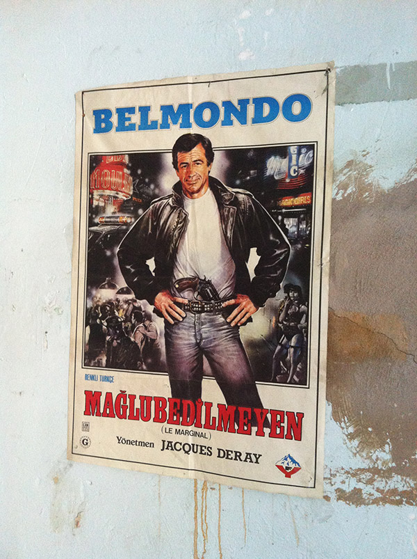 Salonun duvarlarında o döneme ait "Bruce Lee, Belmando, Maceracılar" afişleri dikkat çekici...