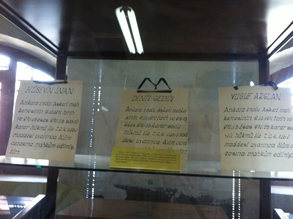 Deniz Gezmiş, Hüseyin İnan, Yusuf Aslan'ın idam edildikten sonra boyunlarından alınan yaftaları.