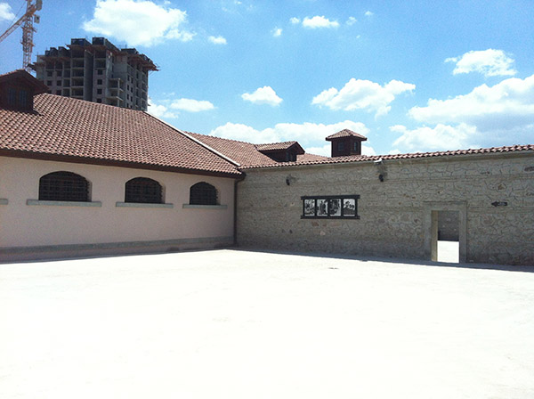 Koğuşlar dışında avlular da, Tanınmış mahkumların cezaevi süreçleri ile ilgili fotoğraflar, sanki bir açık hava sergisi görevini üstleniyor.