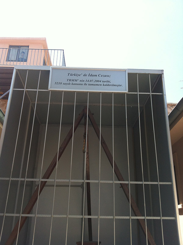 Türkiye de idam cezası : TBMM nin 14.07.2004 tarihi, 5218 sayılı kanunu ile tamamen kaldırılmıştır.