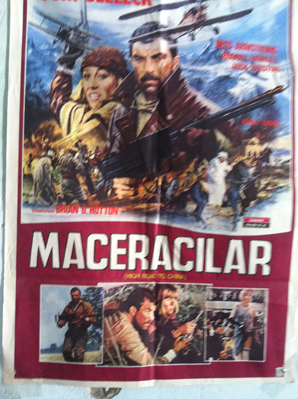 Salonun duvarlarında o döneme ait "Bruce Lee, Belmando, Maceracılar" afişleri dikkat çekici...