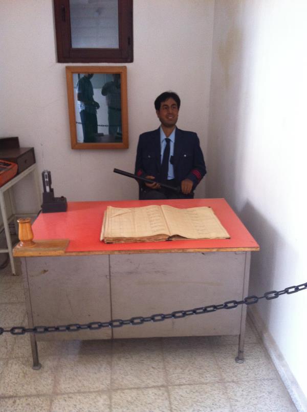 Balmumundan yapılmış gardiyan sizi karşılıyor.