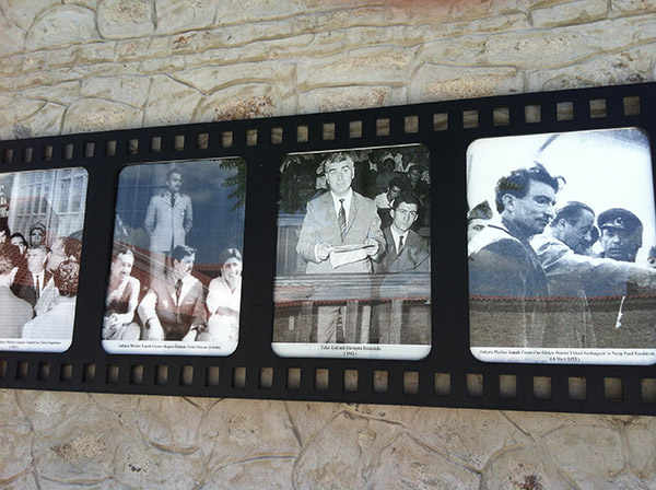 Avluların duvarlarında tanınmış mahkumların fotoğrafları sergilenmekte.