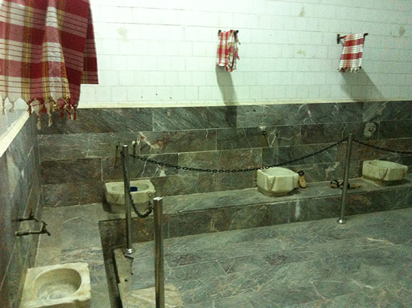 Burası sadece banyo yapmak için değil geçmişte defalarca kez kaçma girişimlerine aracılık etmiş bir alandır.