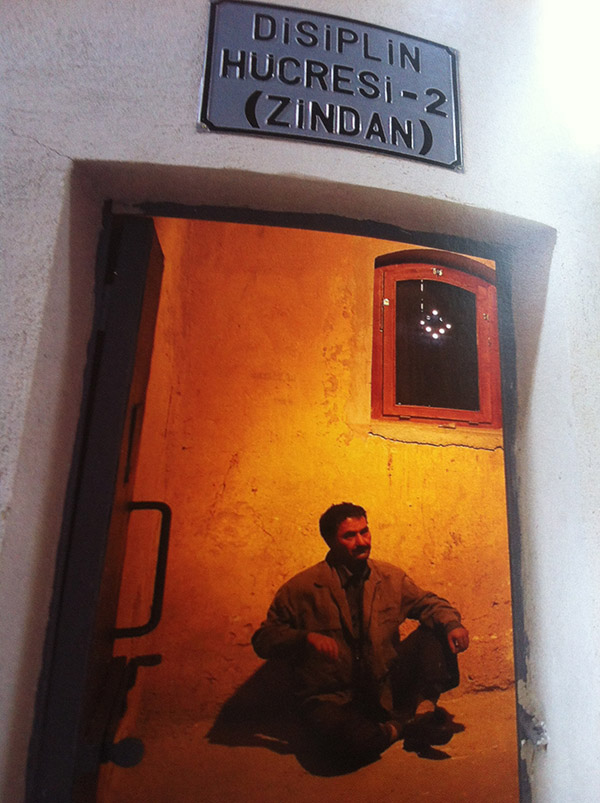 Yapımı 4 ay süren heykeller gemiyle önce İstanbul'a oradan da Cezaevine getirilmiş.