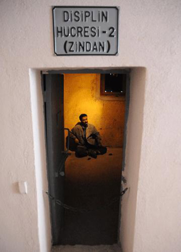 Mahkumların balmumu heykelleri yapılırken acı dolu ifadelerin, sakal ve ellerinde ki tüylere kadar hiçbir detay unutulmamış.