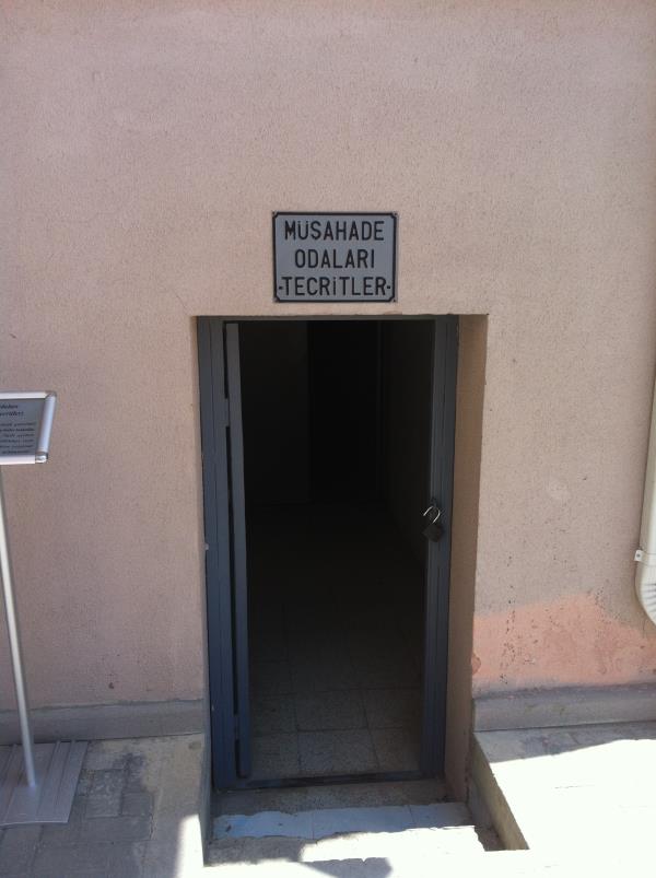 Hilton dan çıkınca hemen yanında ilk yıllarında "Müteferrika" olarak adlandırılan tek kişilik hücrelere geçiş yapılıyor.