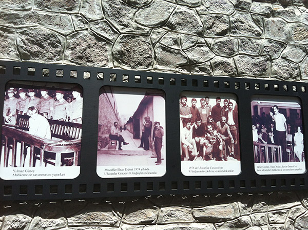 Avluların duvarlarında tanınmış mahkumların fotoğrafları sergilenmekte.