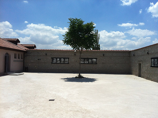 Koğuşlar dışında avlular da, Tanınmış mahkumların cezaevi süreçleri ile ilgili fotoğraflar, sanki bir açık hava sergisi görevini üstleniyor.