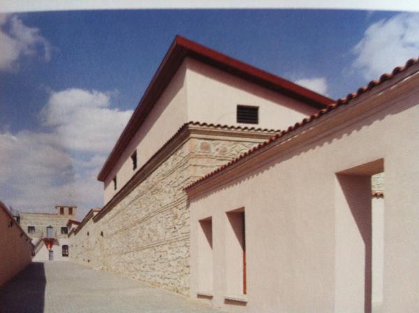 Ana kapıdan girdikten sonra ziyaretçileri soğuk ve uzun duvarlar arasından geçtikten sonra ilk Hilton denilen 9.Koğuş karşılıyor.