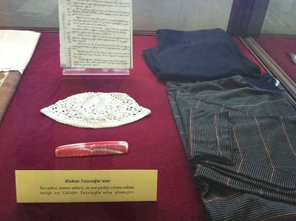 Muhsin Yazıcıoğlu'nun seccadesi, takkesi, pijama takımı