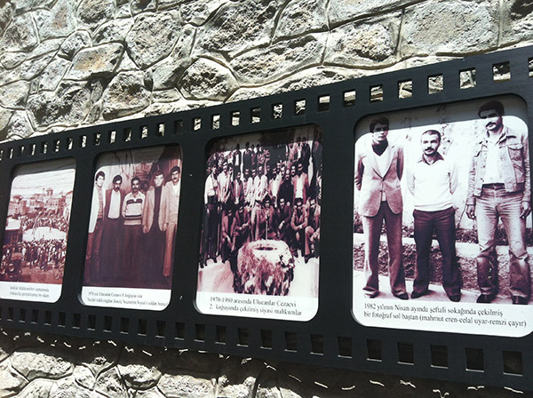 Avluların duvarlarında tanınmış mahkumların fotoğrafları sergilenmekte.