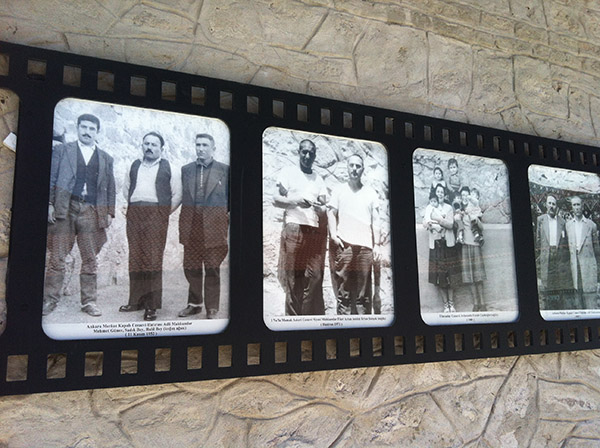 Avluların duvarlarında tanınmış mahkumların fotoğrafları sergilenmekte.