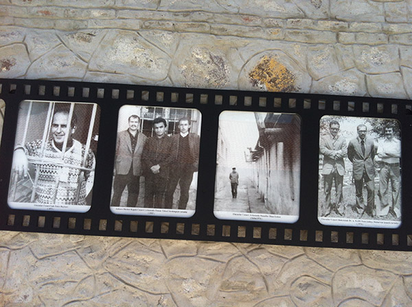 Avluların duvarlarında tanınmış mahkumların fotoğrafları sergilenmekte.