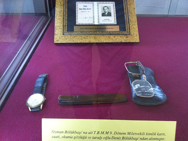 9.Dönem Milletvekili Osman Bölükbaşının TBMM kimliği, gözlüğü, tarağı