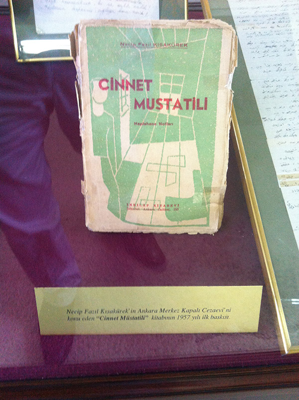 Necip Fazıl Kısakürek'in Cinnet Mustatili olan eserinin ilk baskısı,