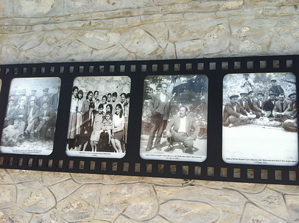 Avluların duvarlarında tanınmış mahkumların fotoğrafları sergilenmekte.